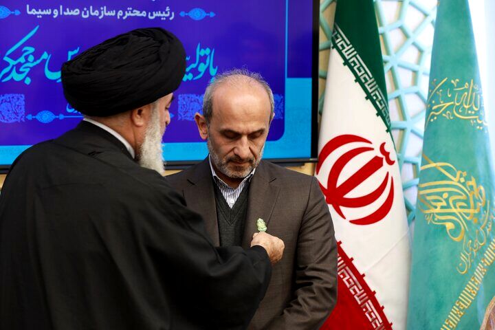 نشان خادمی مسجد مقدس جمکران به رئیس رسانه ملی اهدا شد