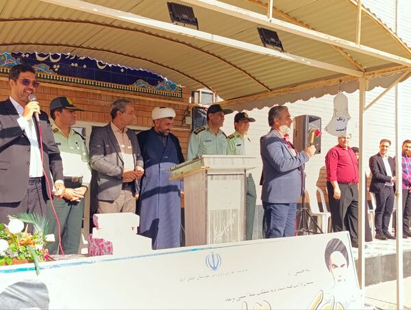 تقدیر مدیر دبیرستان رئیس زاده از پرسنل نیروی انتظامی خلیل آباد