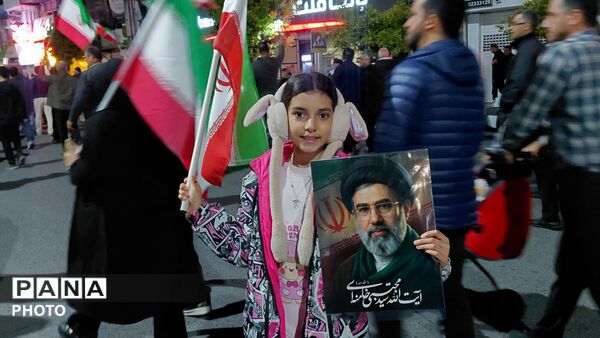 چهل‌و‌هشتمین شبِ پی‌درپی حضور مردم  کرج در میادین شهری