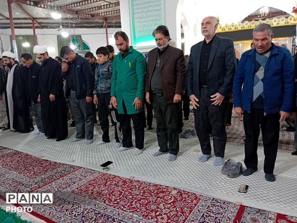  سفره های ساده افطار در امامزاده سید محمد (ع) کاشمر 