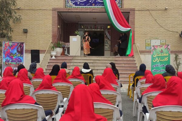 تقدیر از رتبه‌های برتر درسی در دبیرستان سپاهان بهارستان‌دو