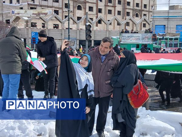 حضور پرشور مردم مشهدی در راهپیمایی ۲۲ بهمن 