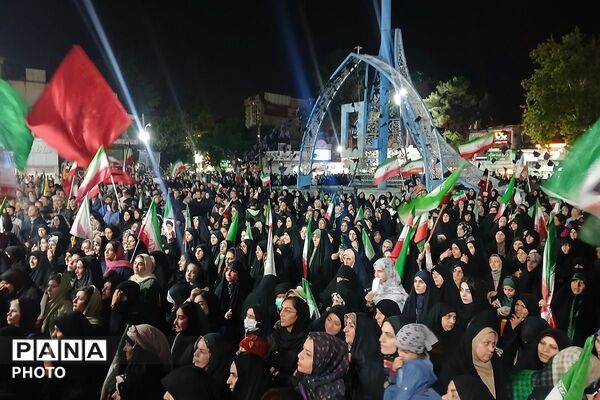 دختران «جان فدای ایران» در میدان امام خمینی(ره) ورامین 