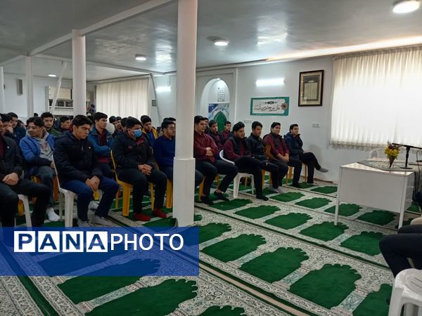 جلسه تجربه گردانی با قبول شدگان کنکور سراسری در دبیرستان نمونه آیت‌الله خامنه‌ای