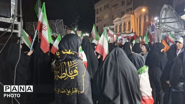 حضور فرهنگیان و دانش آموزان منطقه ۱۰ در مراسم چهلم شهدای جنگ رمضان در میدان بریانک