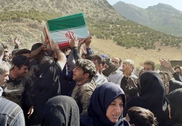 تشییع پیکر دانش‌آموز شهید امیرعلی فلاح در روستای راز باشی بیرانشهر