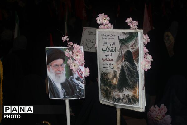 نگاهی به سیمای نورانی رهبر شهید در دست مردم