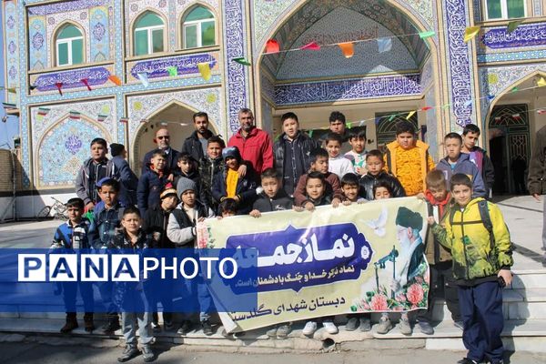 حضور دانش آموزان آموزشگاه شهدای گلدسته و مردم چهاردانگه در نماز جمعه 