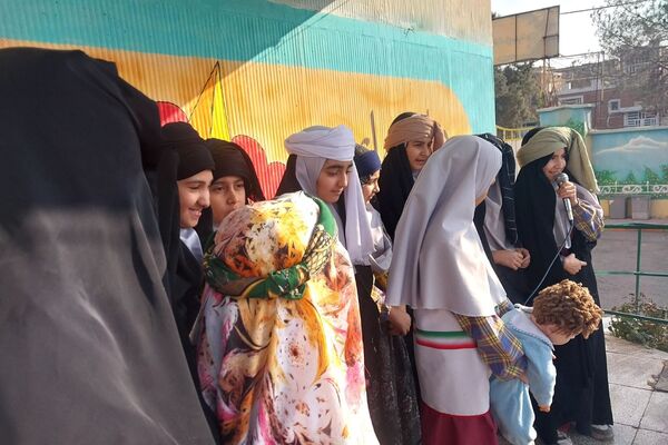 جشن دانایی در دبستان مهران؛ هفته کتاب با شور دانش‌آموزان دختر مهران