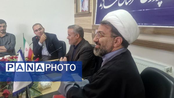 بازدید وزراتی از فعالیت‌های اجرا شده برنامه نماد در مدارس شازند 