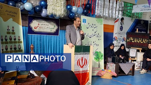 نمایشگاه هفته پژوهش در دبیرستان احمدی روشن شهرستان فردیس