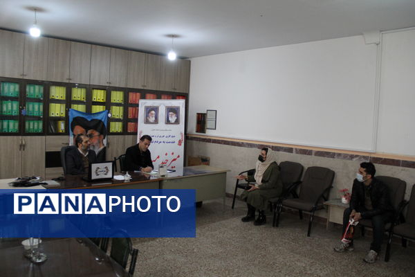 پاسخگویی رئیس اداره آموزش و پرورش شهرستان قدس پشت میز خدمت