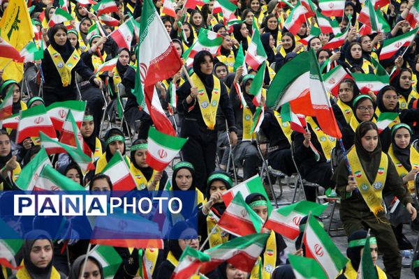 هم‌سرایی هزار نفری دانش‌آموزان یاور انقلاب در اسلامشهر