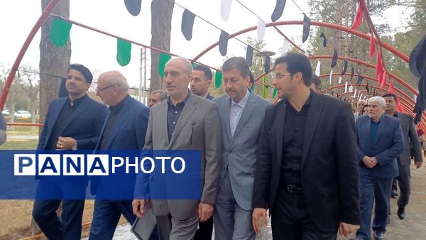 بازدید معاون رئیس جمهور و ریاست سازمان برنامه و بودجه کشور از مشاغل صنایع دستی و نان شهرستان برخوار در پارک آزادگان شهر حبیب آباد