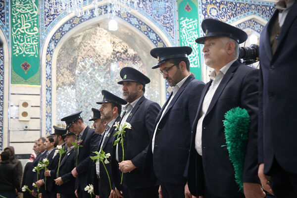 گلباران مزار آیت الله مصباح یزدی در حرم حضرت معصومه(س)