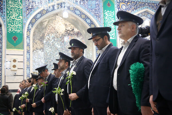 گلباران مزار آیت الله مصباح یزدی در حرم حضرت معصومه(س)