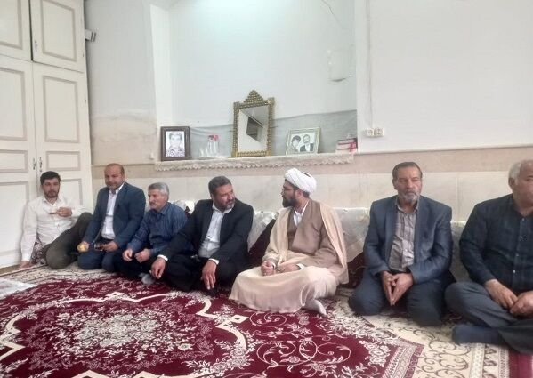 دیدار مسئولان روستای مومن‌آباد قم با خانواده شهدا


