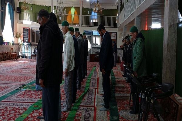 اقامه نماز جماعت باحضور معتکفین در مسجد جامع شهر بار نیشابور 