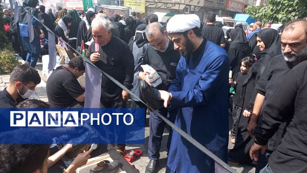 جاماندگان اربعین در خیابان ۱۷ شهریور هم‌قدم با زائران کربلا