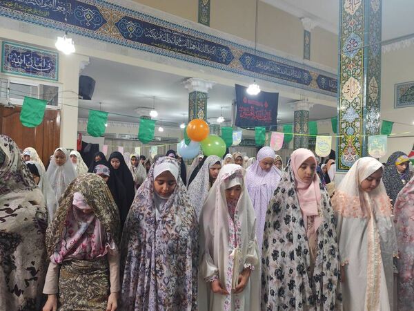مراسم اعتکاف دانش‌آموزی در مسجد ۷۲ تن