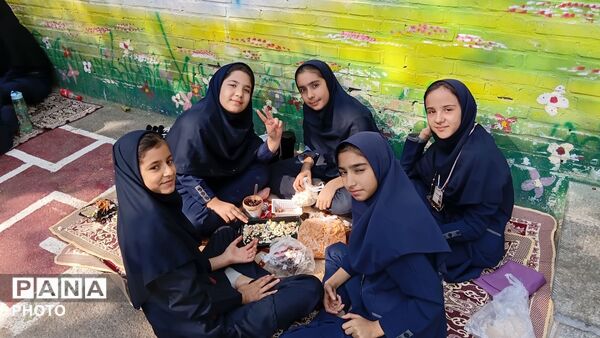 جشن شادی در حیاط مدرسه، دنیای رنگی بچه های رحمانی فرد در روز جهانی کودک