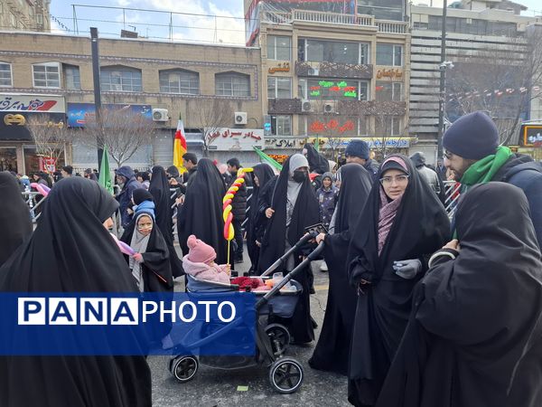 حضور پرشور همه‌ اقشار مردم مشهد در راهپیمایی ۲۲بهمن