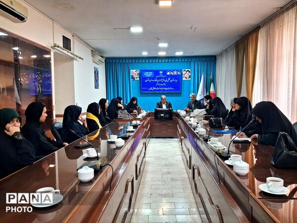 دیدار دختران تشکل های دانش آموزی و کار گروه دائمی دختران با فرماندار کاشمر 