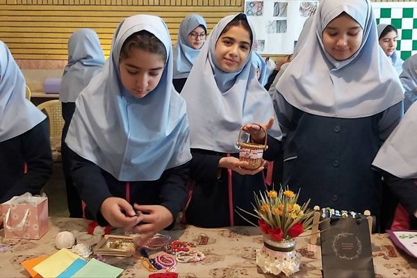 نمایشگاه کسب و کارهای دانش آموزی در دبستان حکمت نبوی ناحیه دو شهرری 