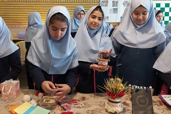 نمایشگاه کسب و کارهای دانش آموزی در دبستان حکمت نبوی ناحیه دو شهرری 