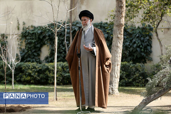 کاشت سه نهال توسط رهبر انقلاب در روز درختکاری
