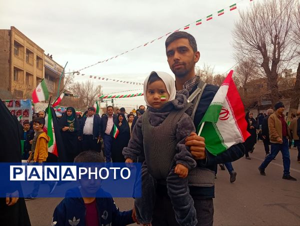 جلوه‌هایی از حضور پرشور دهه نودی‌ها در راهپیمایی ۲۲ بهمن در یزد