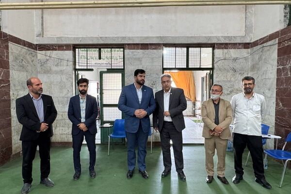رقابت داوطلبان کنکور در حوزه های امتحانی سالن نشاط و مدرسه شریعتی