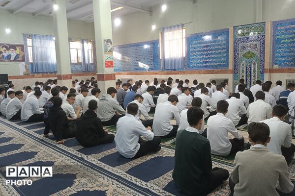 طنین زیارت عاشورا در دبیرستان نمونه دولتی شهدای علم و فناوری