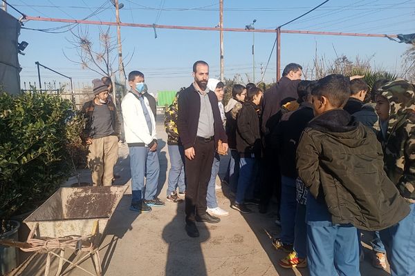 بازدید دانش‌آموزان دبستان شهید سلیمی جهرمی از گلخانه شهرداری کهریزک 