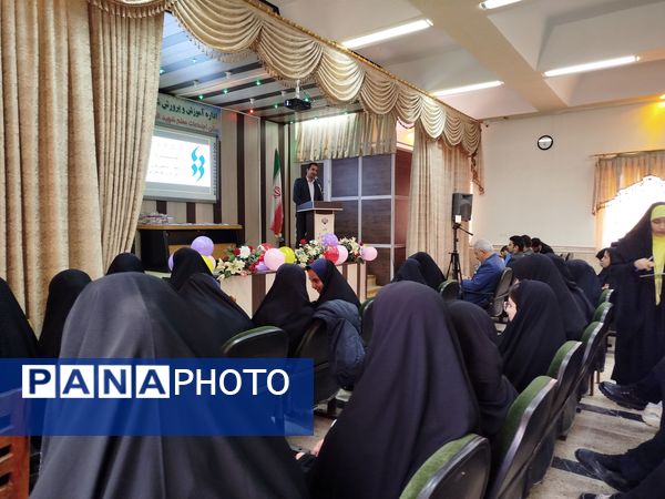 تجلیل از برگزیدگان مسابقات فرهنگی و هنری بن