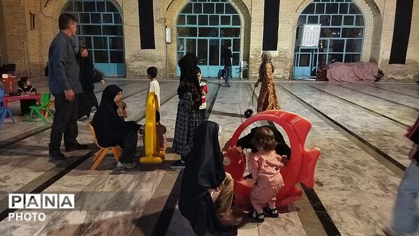 غرفه دهه نودی های مسجد جامع در شب صد و چهل و چهارم 