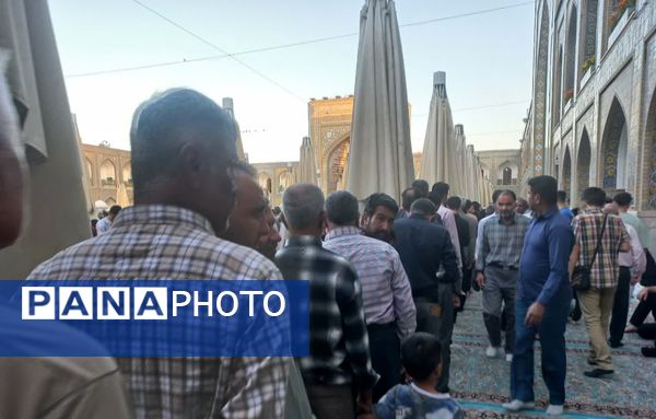 سیل عظیم زائران و مجاوران حرم امام رضا (ع) در روز آغاز امامت حضرت مهدی (عج)