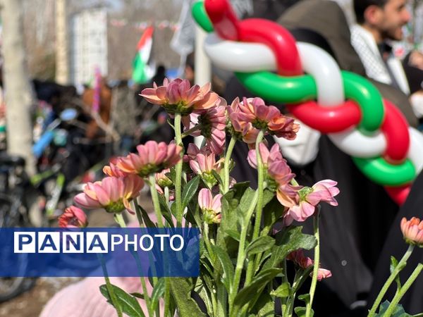 حضور دانش‌آموزان دبستان المهدی در راهپیمایی ۲۲ بهمن 