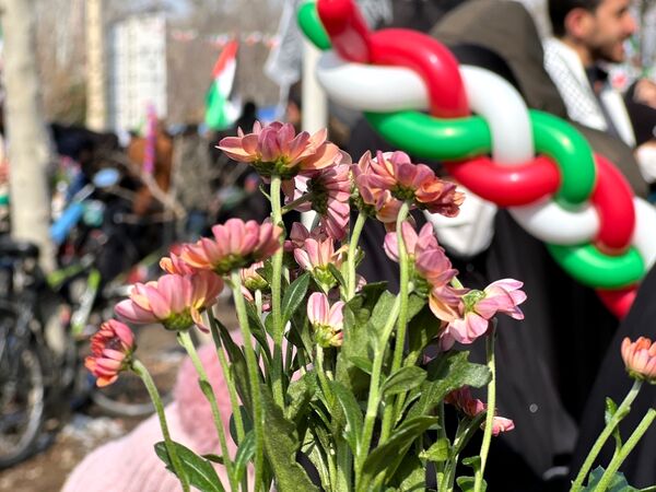 حضور دانش‌آموزان دبستان المهدی در راهپیمایی ۲۲ بهمن 
