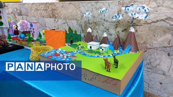 نمایشگاه هفته پژوهش در دبستان شاهد تحقیقی ناحیه ۶ مشهد مقدس