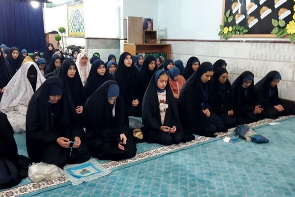  نماز باران در مدرسه جنت با حضور جمعی دانش‌آموزان