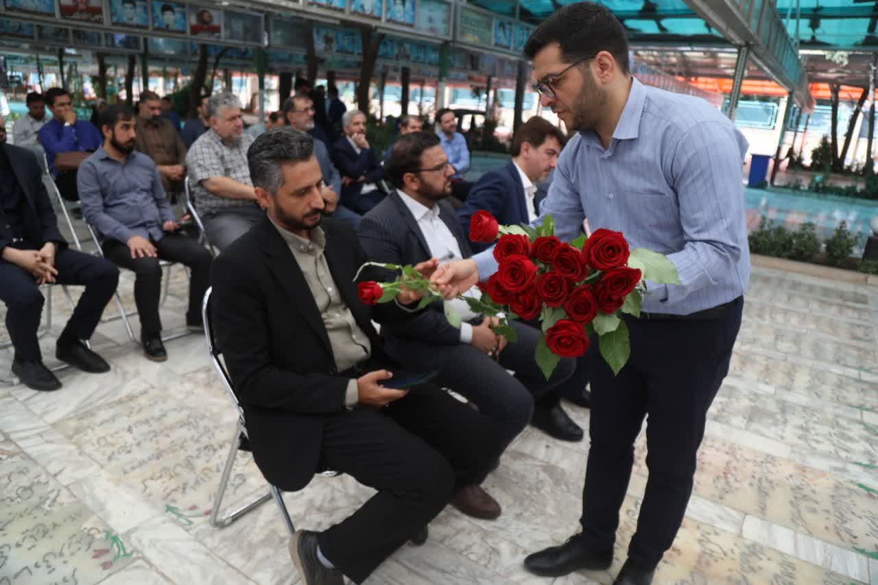 آیین غبارروبی مزار شهدا با حضور اصحاب رسانه در قم