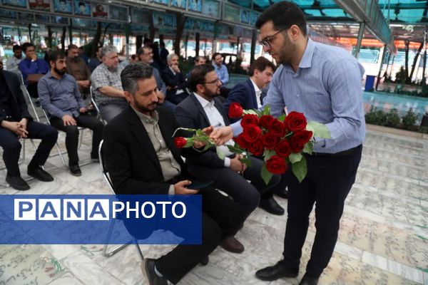 آیین غبارروبی مزار شهدا با حضور اصحاب رسانه در قم