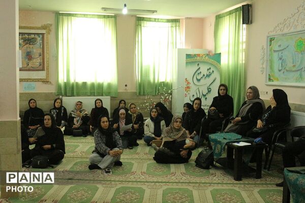 تأکید مدیر آموزش‌وپرورش فیروزکوه بر نقش راهبردی انجمن اولیا و مربیان در نشست دبستان نجمه