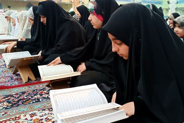 لحظات ناب راز و نیاز دانش‌آموزان دختر اسلامشهری در خلوت عاشقانه با خدا در اعتکاف