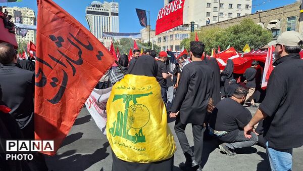 مشهد، در آغوشِ حرم، با رهبر شهید وداع کرد
