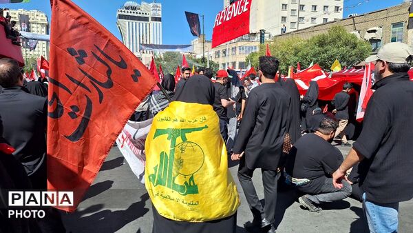 مشهد، در آغوشِ حرم، با رهبر شهید وداع کرد