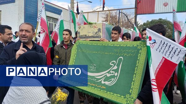 وداع دانش‌آموزان مراغه با شهید گمنام