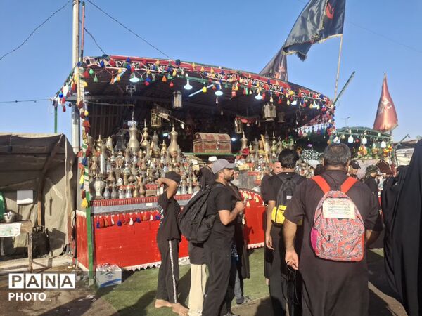 سنگ تمام مواکب عراقی در پذیرایی از  زوار پیاده اربعین حسینی