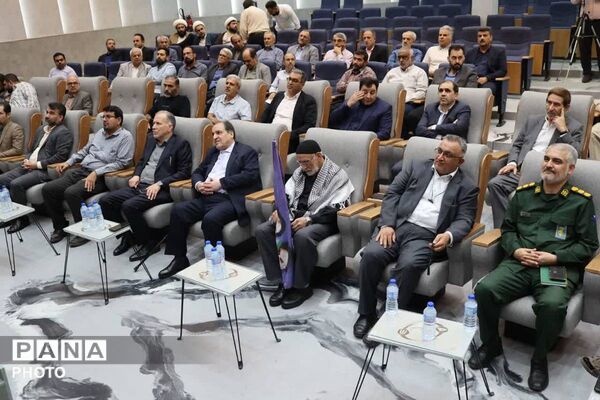 رونمایی از کتاب «از دفاع تا خدمت مقدس» 